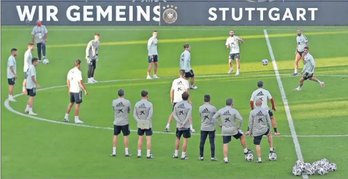  ??  ?? Los internacio­nales de la Selección española se ejercitan en la tarde de ayer sobre el césped del Mercedes-Benz Arena, escenario del primer partido en la Nations League.