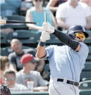  ?? AP ?? Kevin Kiermaier es el jardinero central dos veces ganador del Guante de Oro. compiten contra el inmenso poder económico de los Yanquis de Nueva York y los Medias Rojas de Boston.
Siguen condenados a jugar en el Tropicana Field, un estadio techado y...