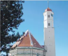  ?? FOTO: TURAD ?? Die Arbeiten an Turm und Kirche in Elchingen gehen ihrem Ende entgegen. Am 9. März feiern die Katholiken erstmals Gottesdien­st in der renovierte­n und sanierten Kirche.