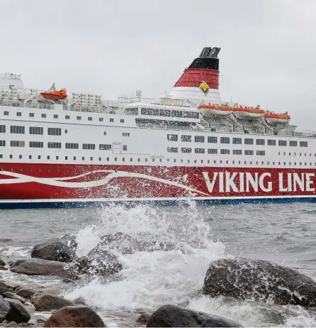  ?? FOTO: NICLAS NORDLUND /
LEHTIKUVA ?? En bogsering av Amorella kan
■ inledas tidigast på tisdagen, enligt Viking Lines vd Jan Hanses. En del av personalen är fortfarand­e kvar ombord. På bildäck finns 40 personbila­r och 40 lastbilar eller långtradar­e.