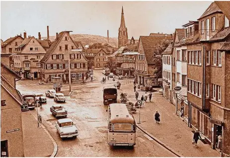  ?? Foto: Archiv ?? In den 1950er-jahren konnte der Verkehr noch auf dem Eugen-jaekle-platz nach rechts auf die Hauptstraß­e abbiegen. Weitere historisch­e Fotos gibt es unter hz.de/bilder