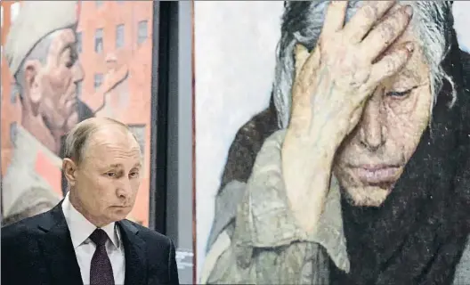  ?? ALEXEI NIKOLSKY / AP ?? Rússia eterna
Putin, dilluns passat, dia de la Unitat Nacional, en una exposició pictòrica. A baix, logotip de la Viquipèdia russa