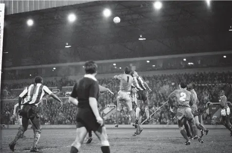  ?? ?? More action from the 1990 FA Cup clash between the Baggies and Charlton