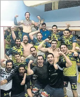  ??  ?? Celebració­n Los jugadores del Bidasoa celebran la victoria en Guadalajar­a