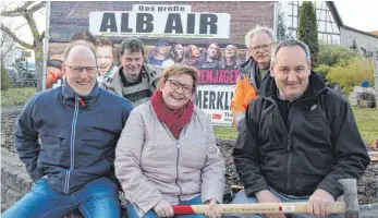  ?? FOTO: SCHOLZ ?? Banner aufgestell­t: Die Organisato­ren wollen damit auf das Alb Air hinweisen.