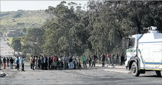  ?? Picture: RANDELL ROSKRUGE ?? ADAMANT: Breidbach residents blocked the N2 for the third day running yesterday