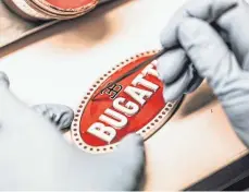  ?? FOTO: BUGATTI ?? Hand anlegen: Ein Emblem für den Bugatti Chiron entsteht mit manueller Hilfe.