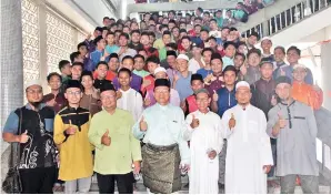  ??  ?? ISMAIL (empat kiri) bersama calon PT3 pada program Solat Hajat dan Membaca Surah Yasin Perdana SMK Labuan 2017.