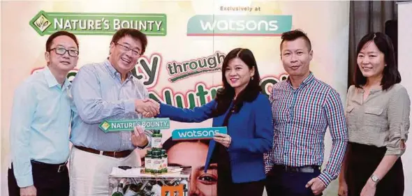  ??  ?? MICHAEL (dua dari kiri) bersama Pengarah Urusan Watsons Personal Care Stores Sdn Bhd Caryn Loh (tiga dari kanan) ketika perasmian Nature’s Bounty, baru-baru ini.