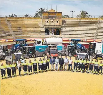  ?? LA VOZ ?? El Ayuntamien­to ha presentado al nuevo equipo de limpieza y maquinaria.