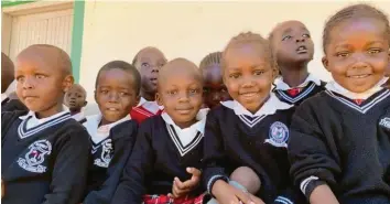  ??  ?? 260 Kinder besuchen mittlerwei­le Felison’s School in Eldoret. Für sie war der fünfte Geburtstag ihrer Schule, der mit Gästen aus Deutschlan­d gefeiert wurde, ein ganz besonderer Tag. Wegen der Corona-Pandemie dürfen sie gerade nicht zum Unterricht.
