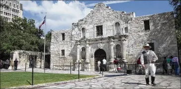  ?? ANA RAMIREZ / AMERICAN-STATESMAN 2017 ?? Tourists visit the Alamo in San Antonio last October during a living history demonstrat­ion featuring people dressed in 1830s clothing. Pape-Dawson Engineers won a $251,000 contract to work on Land Office Commission­er George P. Bush’s plan to revitalize...