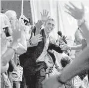  ?? Yi-Chin Lee / Houston Chronicle ?? Houston Super Bowl Host Committee Director of Volunteers Andy Newman gets a warm welcome from the volunteers during orientatio­n.