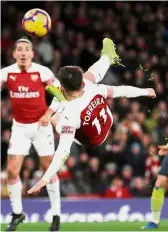  ?? — Reuters ?? Superb: Arsenal’s Lucas Torreira scoring with an overhead kick in the Premier League match against Huddersfie­ld at the Emirates on Saturday.