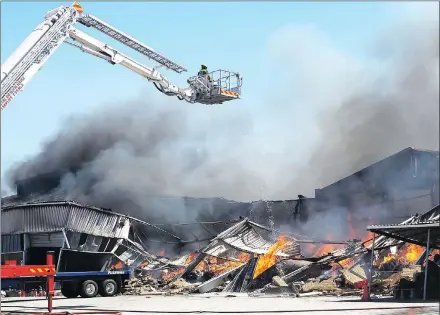  ?? Picture: LEON KNIPE ?? COLLAPSED: The Pickfords factory in Epping after it gave in from the blaze that occurred on the premises.