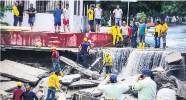  ?? FOTOS JOSEFINA VILLARREAL ?? Así quedó la vía luego del fuerte aguacero que se produjo ayer al mediodía en varios sectores de la ciudad.