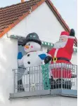  ?? FOTO: ANDREA WARNECKE ?? Vom Balkon grüßen Weihnachts­mann und Schneemann – vorausgese­tzt, sie sind so gesichert, dass kein Sturm sie hinabblase­n kann.