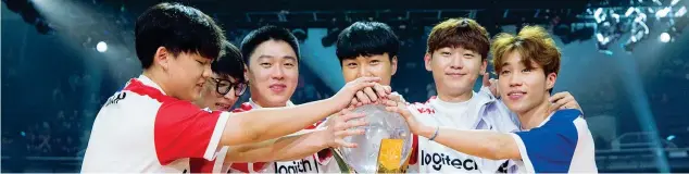  ??  ?? Campioni La formazione della Corea del Sud con il trofeo dopo aver vinto l’edizione 2017 della Coppa del mondo di videogioch­i «Overwatch»: hanno battuto per quattro a uno i canadesi