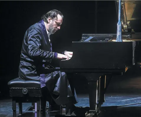  ?? PHOTO SIMON CLARK ?? Chilly Gonzales, dans un moment de quiétude au piano, hier, au Grand Théâtre de Québec.