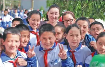  ?? PROVIDED TO CHINA DAILY ?? Children smile in front of the camera after a mental health class sponsored by Novartis health express program in Hetian county, Xinjiang Uygur autonomous region.