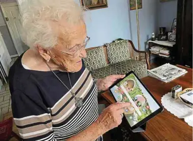  ?? Foto: J. Lamberty ?? Trotz ihrer 92 Jahre wirkt der Umgang mit dem Tablet bei Thya Schon wie ein Kinderspie­l.