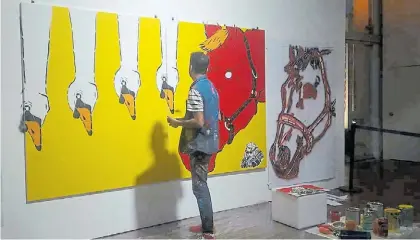  ??  ?? Falopapas. El artista de La Plata pintó un mural inspirado en “El impostor”, novela de Silvina Ocampo.