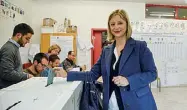  ??  ?? Sfidante Roberta Lombardi ieri al voto nel suo seggio (foto LaPresse)