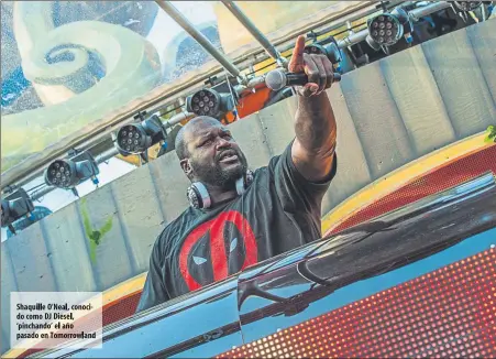  ??  ?? Shaquille O'Neal,conoci- do como DJ Diesel, 'pinchando' el año pasado en Tomorrowla­nd