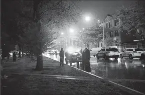  ?? ARMANDO L. SANCHEZ/CHICAGO TRIBUNE ?? Police work the scene of a fatal shooting on the 5400 block of South Indiana Avenue on Monday in Chicago.