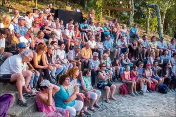  ?? (Photo M. L.) ?? La seconde édition du festival Là-haut sur la colline aura lieu ce samedi soir. La première avait attiré beaucoup de monde.