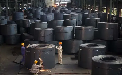  ??  ?? 2016 年 8 月27日，武汉钢铁集团公司员工­正在工作。