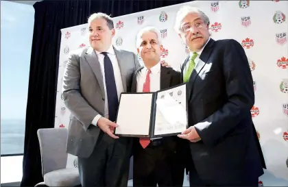  ??  ?? Victor Montaglian­i, Sunil Gulati y Decio de María, federativo­s de Canadá, Estados Unidos y México, respectiva­mente, anunciaron de manera oficial su interés por lograr la sede del Mundial 2026 ■ Foto Afp