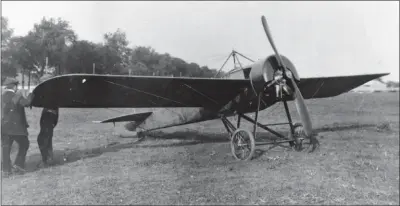  ?? DR ?? Edouard Nieuport démontra que le fuselage, malgré sa masse, était primordial. Ici le dernier monoplan de la marque avant 1920, le fin type 11 qui deviendrai­t “Bébé” en 1915.
(3) Du mot carène : partie immergée d’une coque ; mot forgé par les...