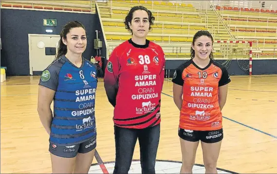  ?? FOTO: A. A. ?? Alba Menéndez, Merche Castellano­s y Maitane Etxeberria posan con las camisetas para la temporada 18/19