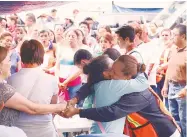  ??  ?? Familias de las víctimas del terremoto acudieron a la celebració­n de una misa en un edificio colapsado en la calle álvaro Obregón.