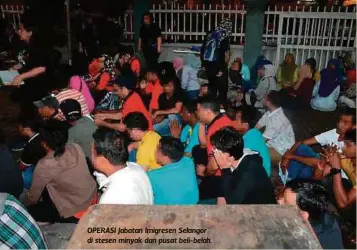  ??  ?? OPERASI Jabatan Imigresen Selangor di stesen minyak dan pusat beli-belah.