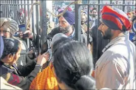  ?? BHARAT BHUSHAN/HT ?? ■ Former mayor Amarinder Singh Bajaj of the SAD argue with police during MC elections; and (right) voters jubilant after exercising their right, in Patiala on Sunday.