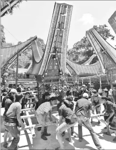  ??  ?? The people of Toraja carrying a coffin during “Rambu Solo”.