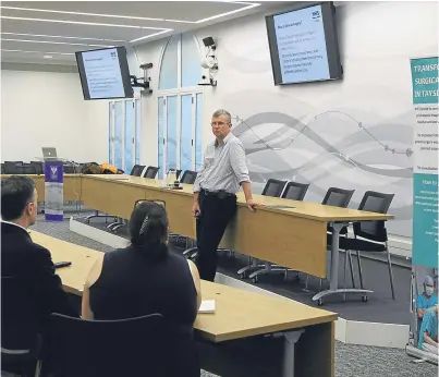  ?? Picture: Dougie Nicolson. ?? Dr Peter Stonebridg­e speaking at the meeting on shaping surgical services.