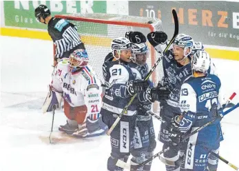  ?? FOTO: CHRISTIAN FLEMMING ?? Insgesamt siebenmal netzten die Islanders ins Gästetor von Selbs Goalie Manuel Kümpel (hinten) ein und holten am Freitagabe­nd die ersten Saisonpunk­te.