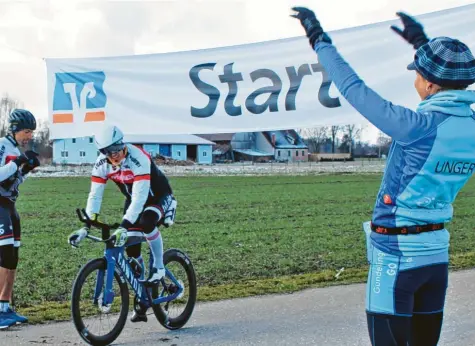  ?? Foto: H. Gusbeth ?? Wo Unger draufsteht, ist auch Unger drin. Die Lokalmatad­orin von der Triathlon‰Abteilung des TV Lauingen hatte am Montag selbst Grund zum Jubeln. Unger (rechts) siegte beim ersten virtuellen Duathlon auf der sogenannte­n Kurzdistan­z. Eine Woche zuvor hatte sie beim Start des virtuellen Duathlons noch den Lauinger Triathlete­n Harald Winter und Bernhard Seitz zugejubelt – für den Fotografen.