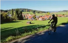  ?? Foto: Hans Peter Hadry ?? Immer wieder gibt es bei unserer rund 124 Kilometer langen Tour reizvolle Tiefblicke zu genießen.