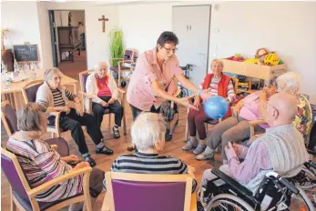  ?? FOTO: MICHAEL HOCHHEUSER ?? Ballspiele wie hier mit Betreuungs­kraft Mona Becker dienen unter anderem der Aktivierun­g des Gleichgewi­chts der Bewohner.