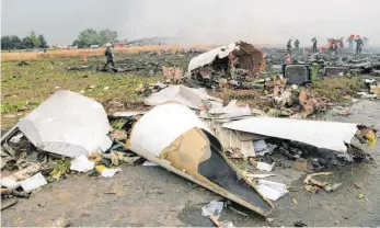  ?? FOTO: JOACHIM BERTRAND/AFP ?? Das Trümmerfel­d in Gonesse in der Nähe des Flughafens Charles de Gaulle mit Teilen der Concorde-Nase am Tag nach dem Absturz. 113 Menschen sind hier ums Leben gekommen.