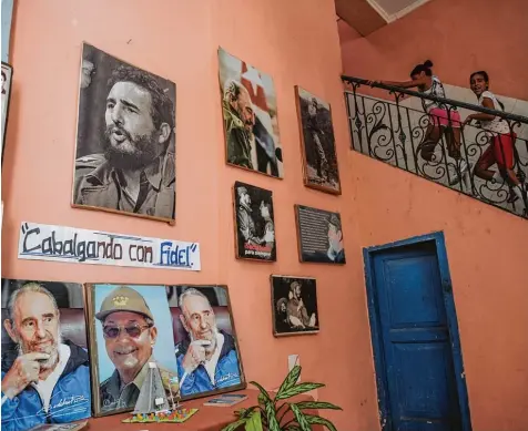  ??  ?? Noch immer verehren die Menschen auf Kuba ihre Revolution­shelden, wie hier in einer Schule in Havanna. Daran wird sich auf absehbare Zeit nichts ändern – auch wenn die Ära der Castros an der Spitze des Staates nun zu Ende geht.