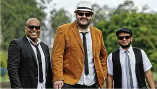  ?? Renato Foca/Divulgação ?? Banda Cambaio, que faz show nesta tarde no Sesc Carmo; além de clássicos do samba-rock, o trio interpreta músicas de ritmos latinos, como o bolero