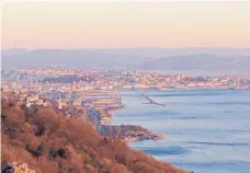  ?? FOTO: BERND HÜTTENHOFE­R ?? Triest: „Das kleine Wien am Meer“im Abendlicht.