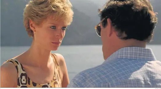  ?? NETFLIX ?? Elizabeth Debicki, como Diana de Gales, ante el príncipe Carlos, Dominic West en el crucero que aparece en el primer episodio.