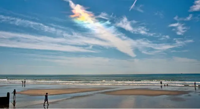  ??  ?? A parhelion is caused by the sunlight reflecting though ice crystals in the atmosphere. It is a phenomenon more commonly known as ‘mock sun’ or ‘sun dog’.
