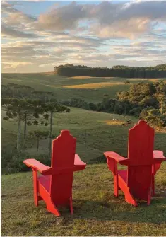  ??  ?? DE CIMA PARA BAIXO – Sala principal do Hotel Parador e espaço para simplesmen­te contemplar. À ESQUERDA – Amanhecer colorido nas alturas organizado pela Voe nos Cânions. PÁGINA ANTERIOR – Novíssimas barracas Casulo